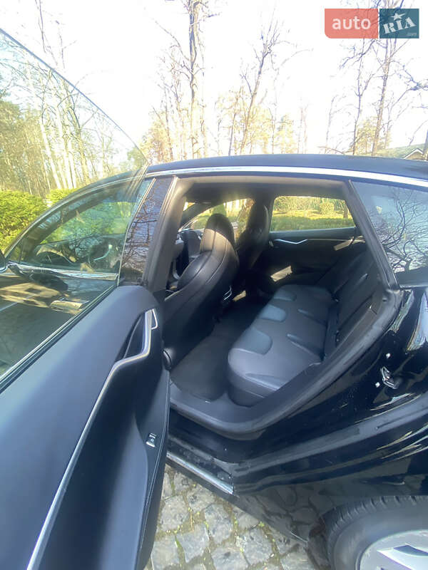 Лифтбек Tesla Model S 2017 в Ирпене