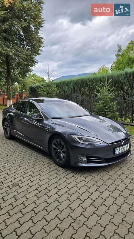 Ліфтбек Tesla Model S 2017 в Сваляві