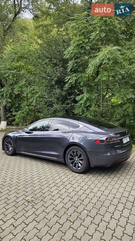 Ліфтбек Tesla Model S 2017 в Сваляві