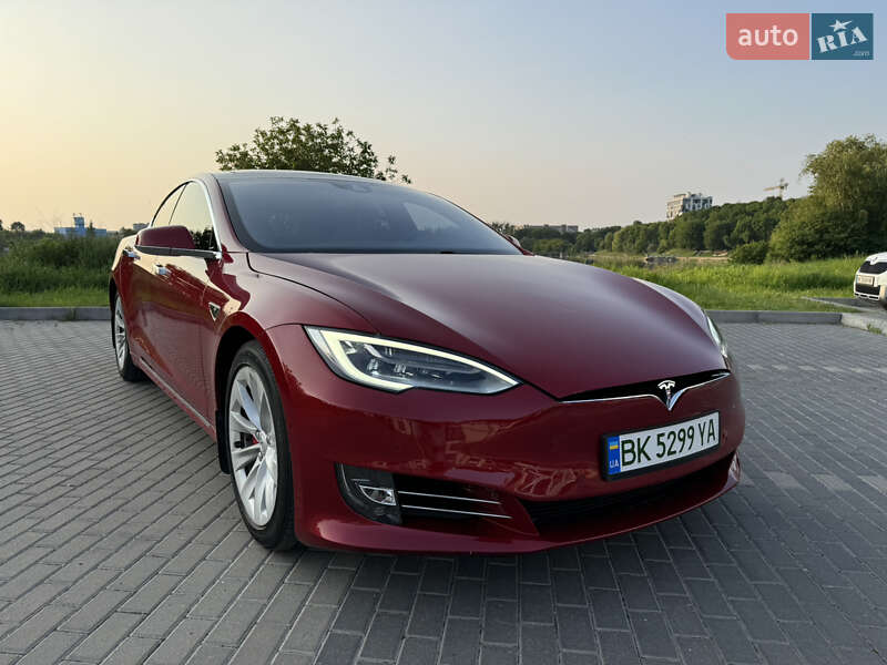 Лифтбек Tesla Model S 2016 в 