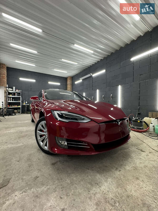 Лифтбек Tesla Model S 2016 в Ровно