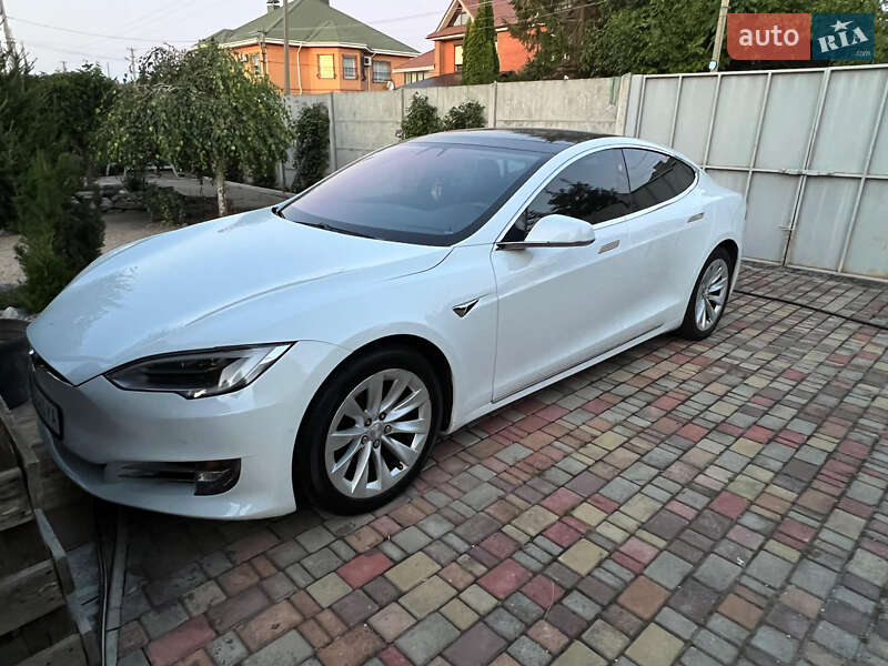 Лифтбек Tesla Model S 2016 в 