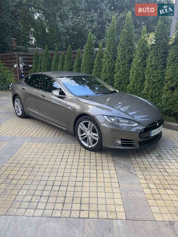 Лифтбек Tesla Model S 2015 в 