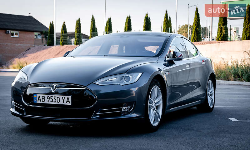 Лифтбек Tesla Model S 2015 в Виннице