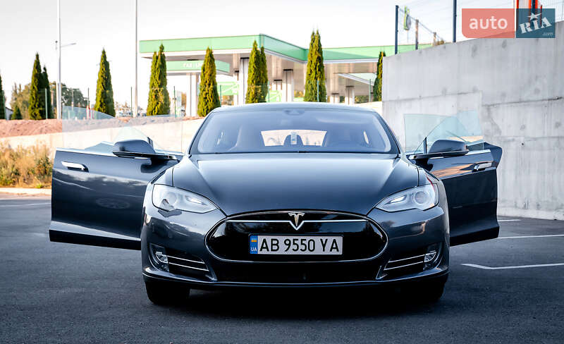 Лифтбек Tesla Model S 2015 в Виннице