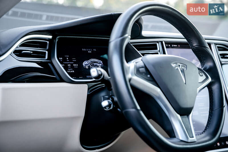 Лифтбек Tesla Model S 2015 в Виннице