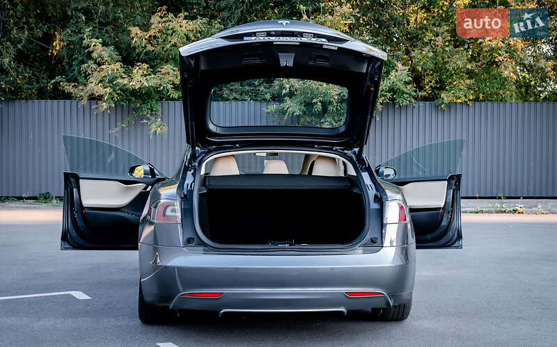 Лифтбек Tesla Model S 2015 в Виннице