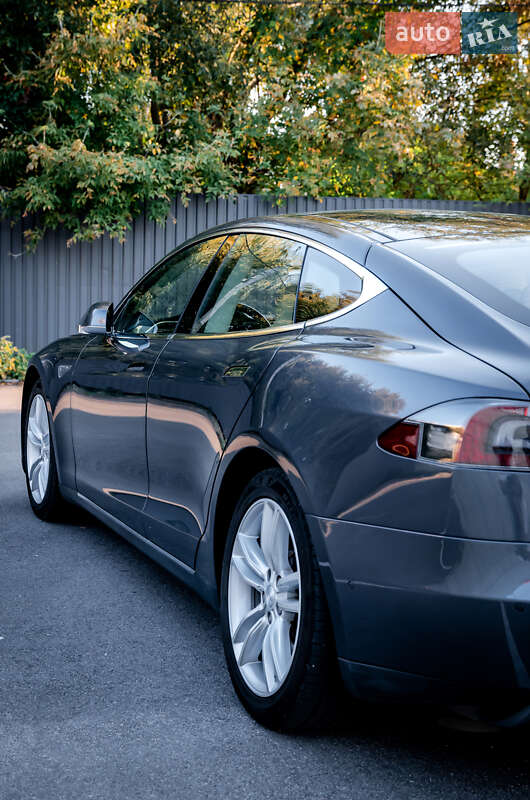 Лифтбек Tesla Model S 2015 в Виннице