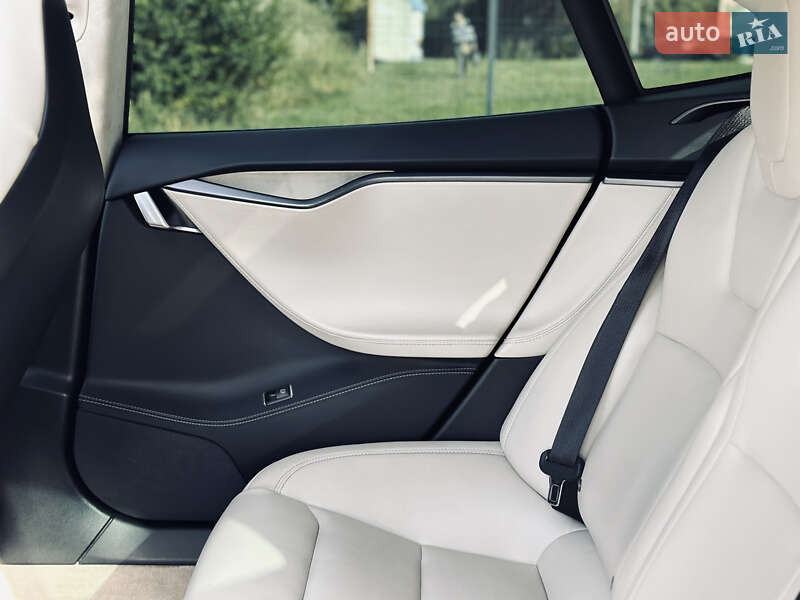 Ліфтбек Tesla Model S 2018 в Кременчуці