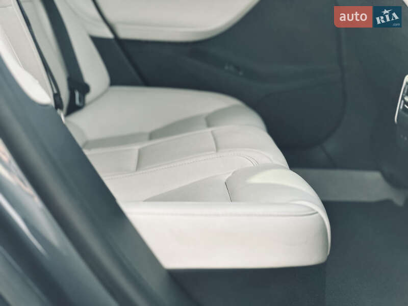 Ліфтбек Tesla Model S 2018 в Кременчуці