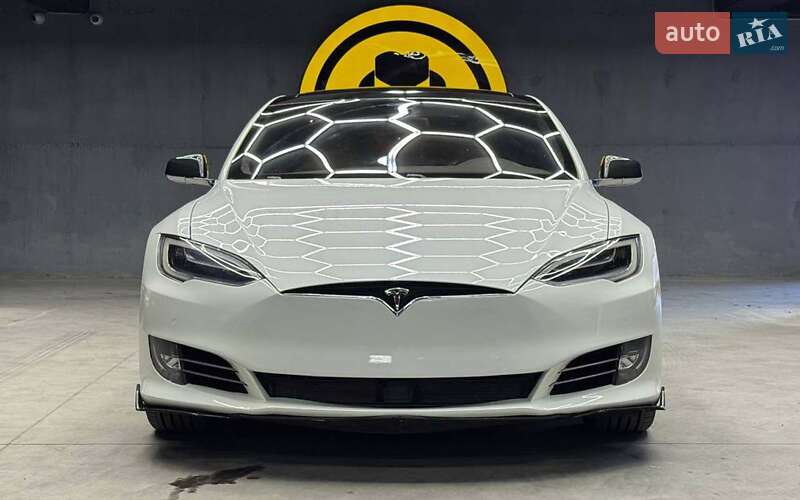 Ліфтбек Tesla Model S 2016 в Чернівцях