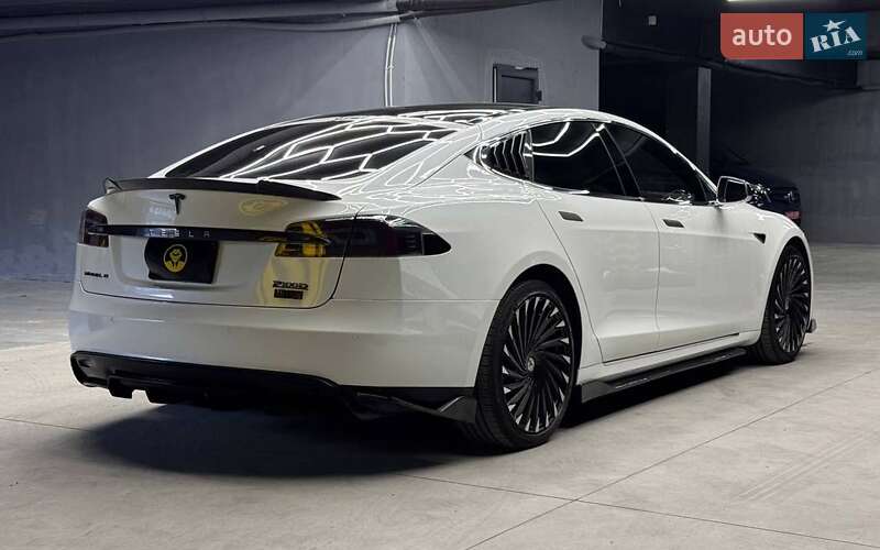 Ліфтбек Tesla Model S 2016 в Чернівцях