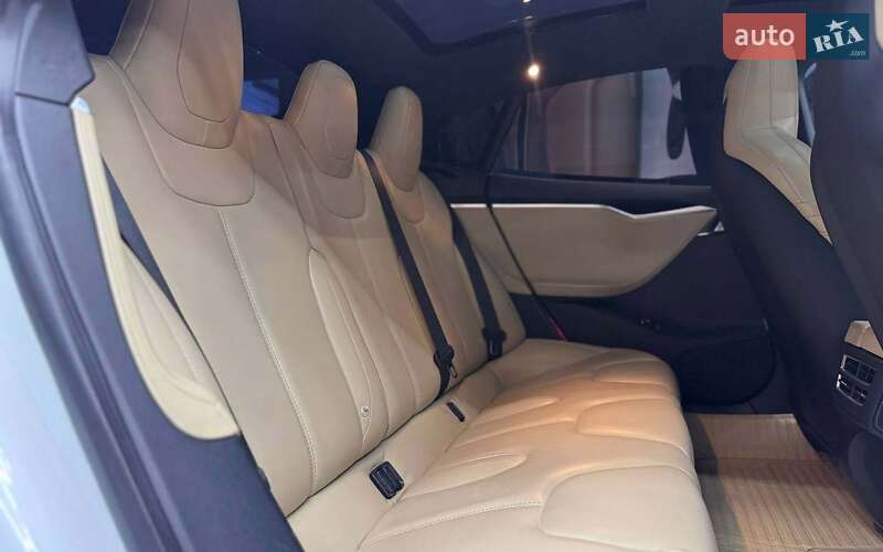 Ліфтбек Tesla Model S 2016 в Чернівцях