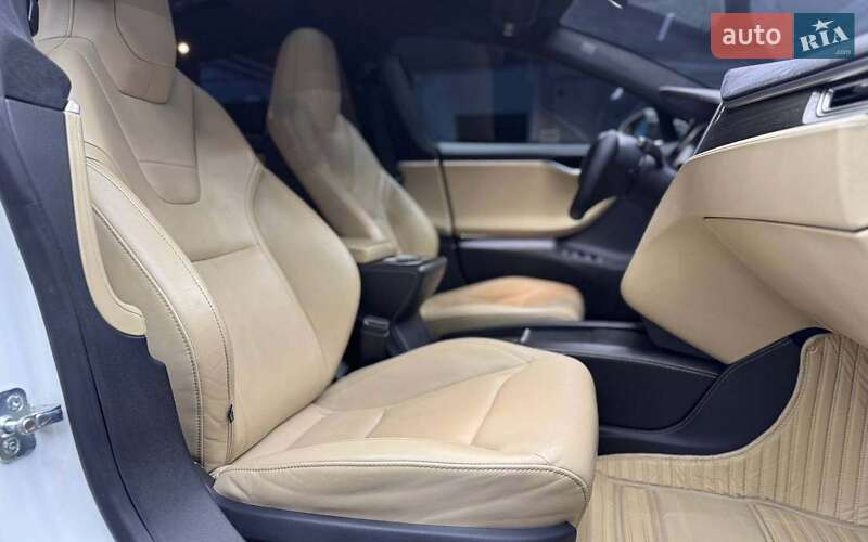 Ліфтбек Tesla Model S 2016 в Чернівцях
