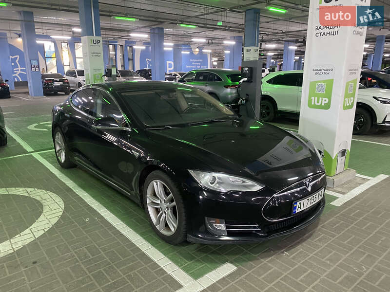 Лифтбек Tesla Model S 2014 в Киеве