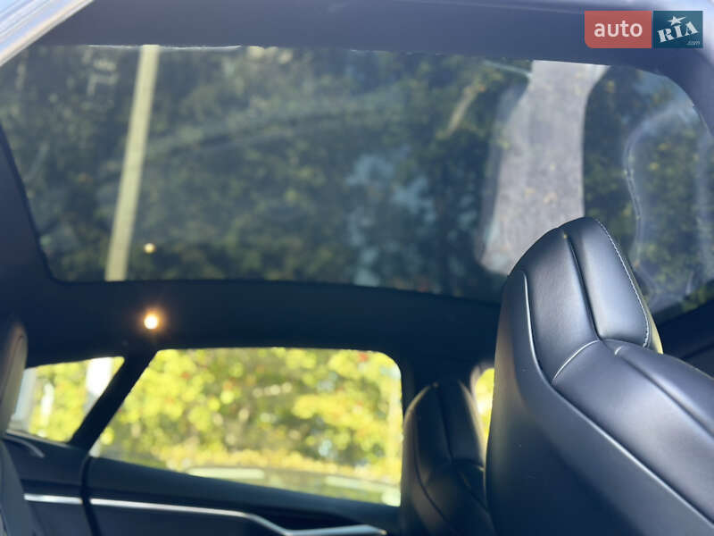 Ліфтбек Tesla Model S 2017 в Львові