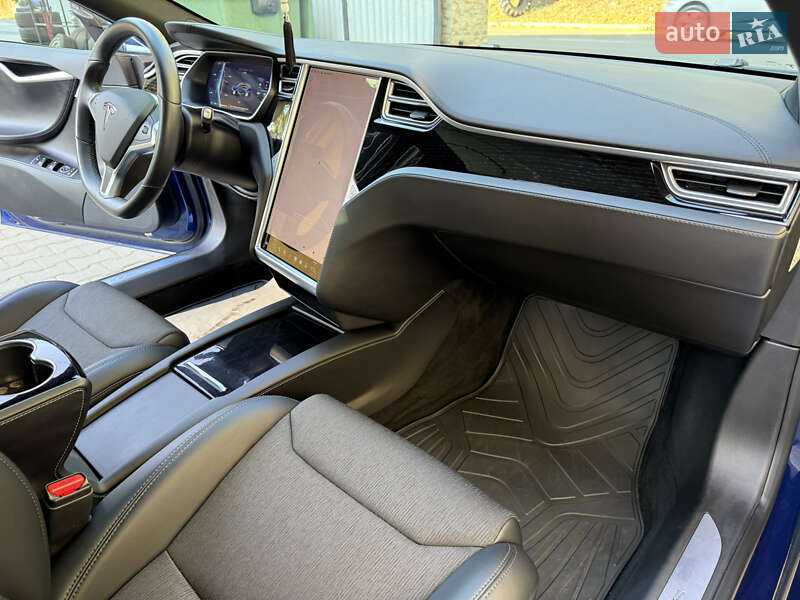 Ліфтбек Tesla Model S 2017 в Чернівцях