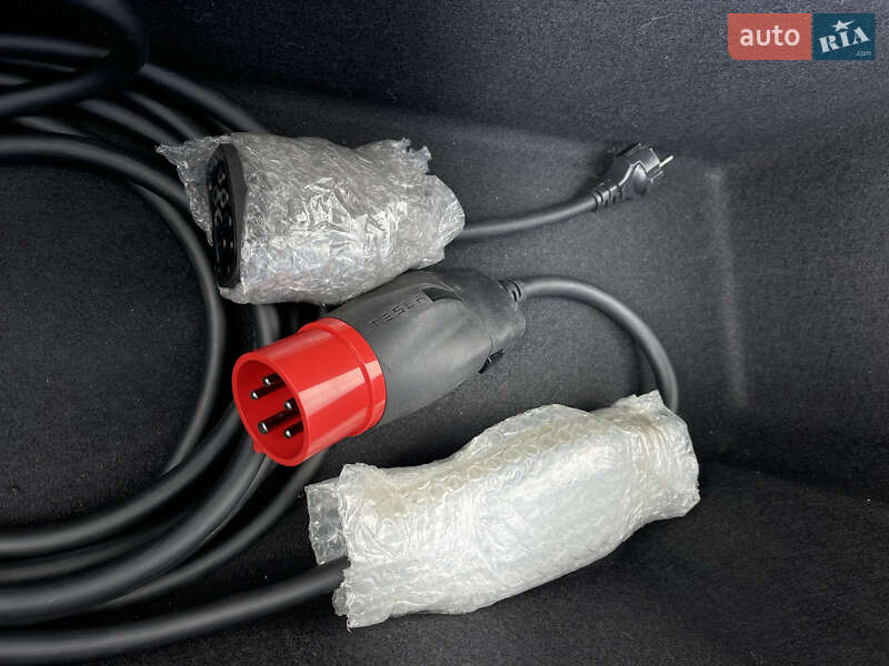 Ліфтбек Tesla Model S 2017 в Чернівцях