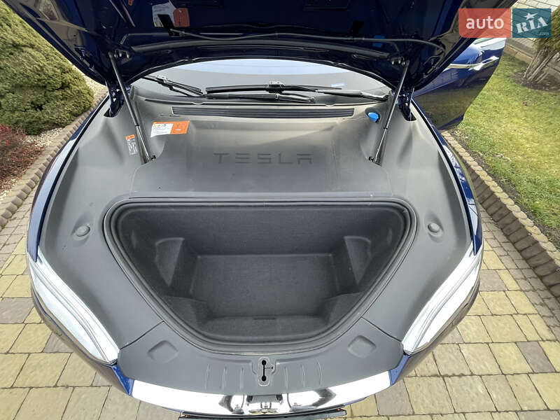 Ліфтбек Tesla Model S 2017 в Чернівцях