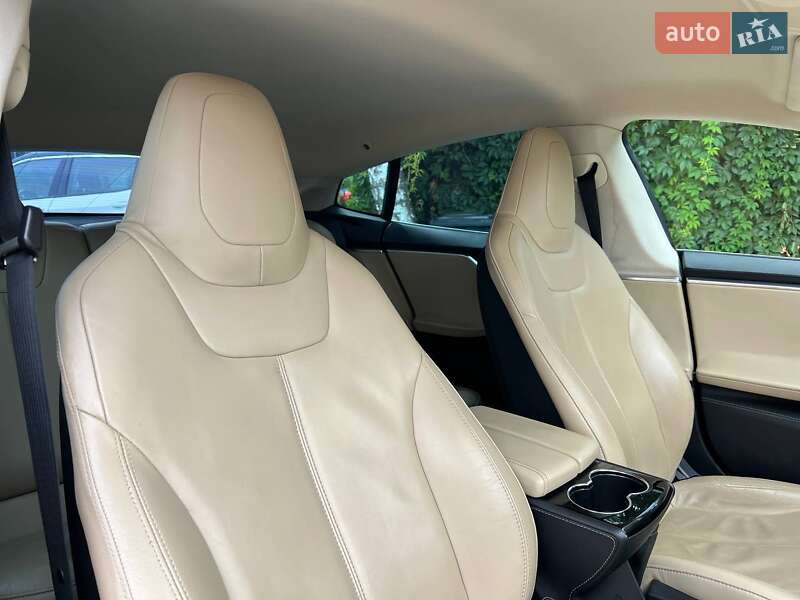 Лифтбек Tesla Model S 2014 в Черновцах