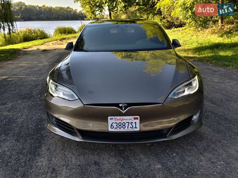 Лифтбек Tesla Model S 2016 в Ивано-Франковске