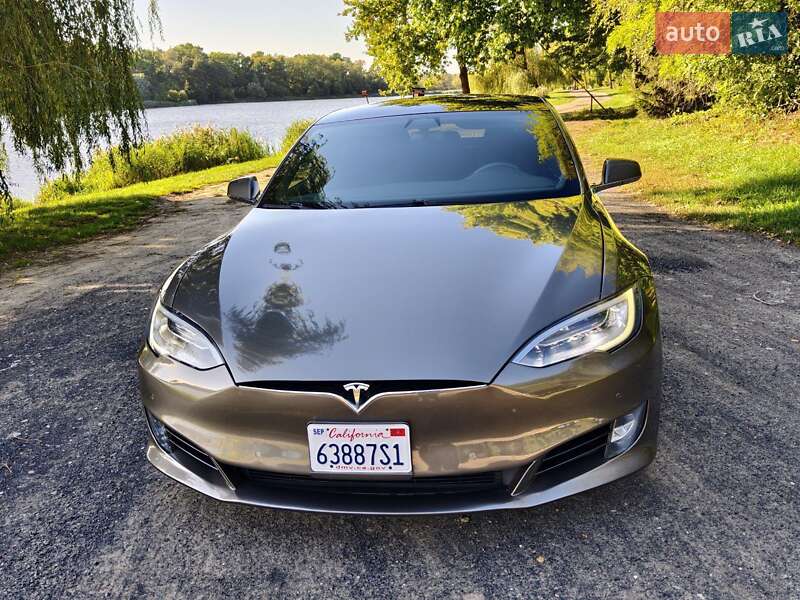 Лифтбек Tesla Model S 2016 в Ивано-Франковске