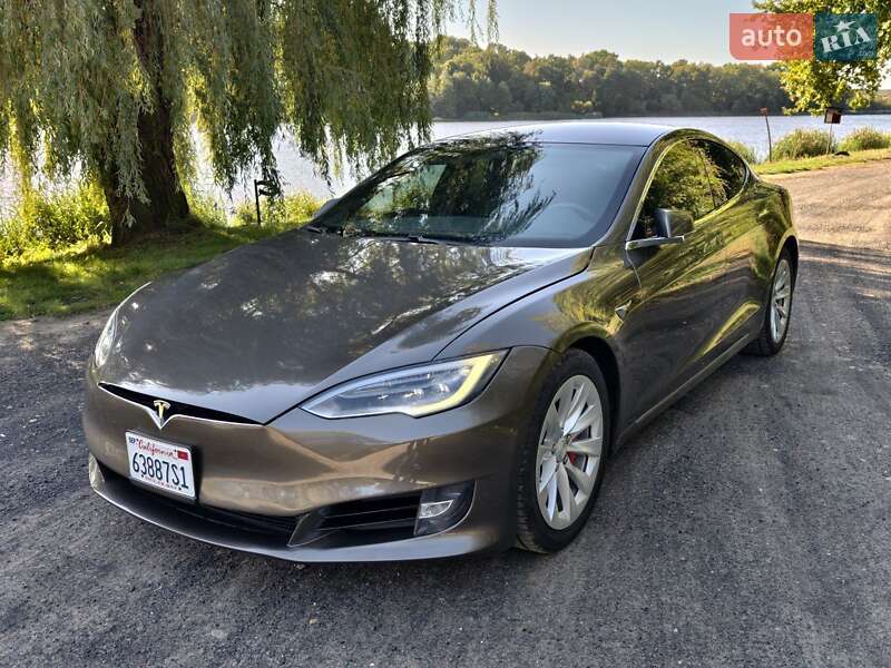 Лифтбек Tesla Model S 2016 в Ивано-Франковске