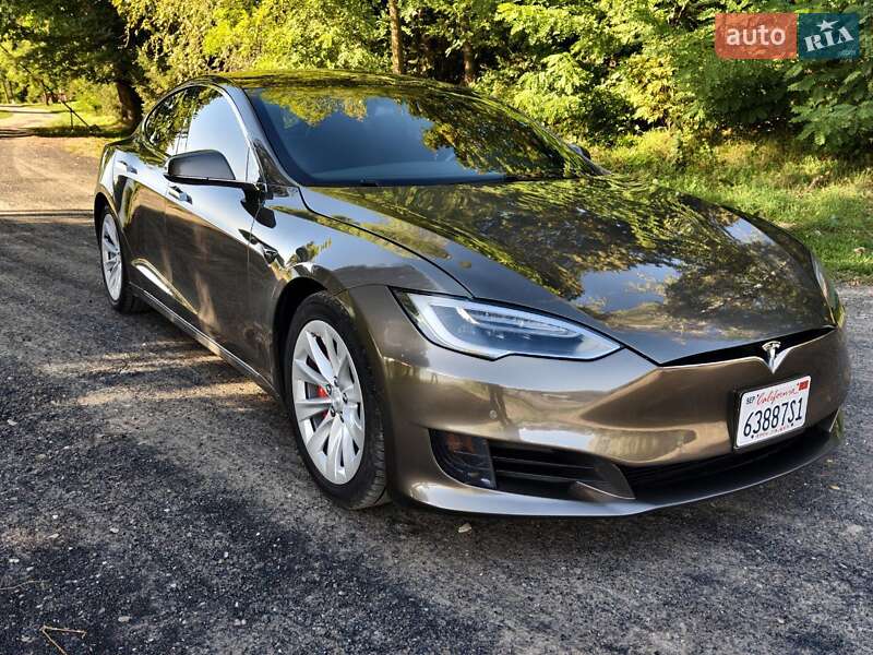 Лифтбек Tesla Model S 2016 в Ивано-Франковске