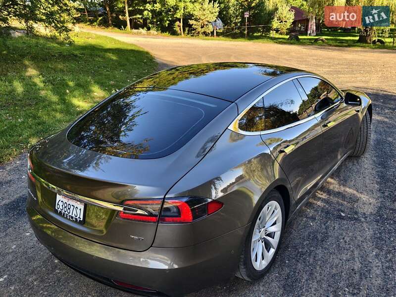 Лифтбек Tesla Model S 2016 в Ивано-Франковске