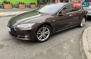 Лифтбек Tesla Model S 2015 в 