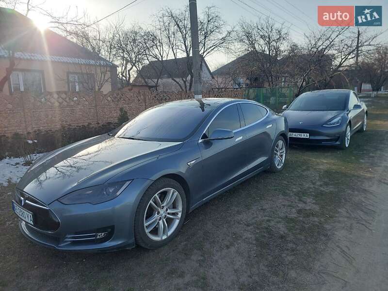 Лифтбек Tesla Model S 2013 в Синельниково