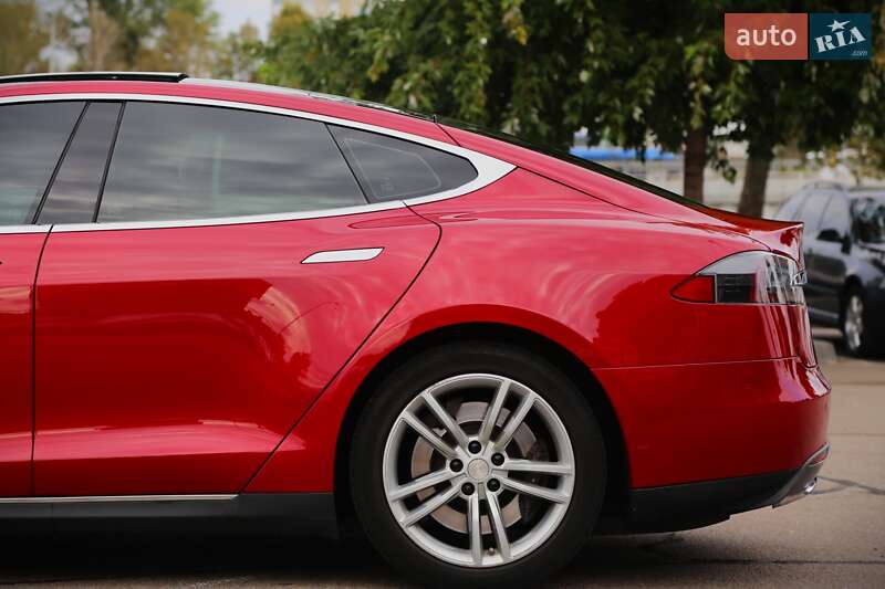 Ліфтбек Tesla Model S 2013 в Києві