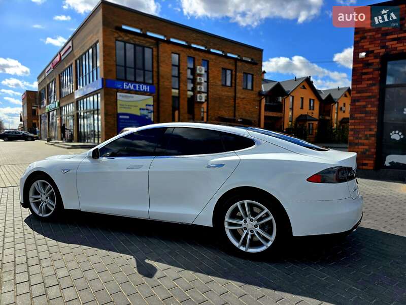 Лифтбек Tesla Model S 2013 в Виннице