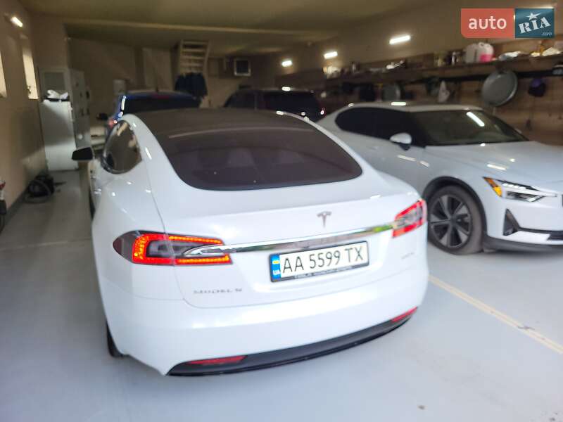 Лифтбек Tesla Model S 2017 в Глевахе