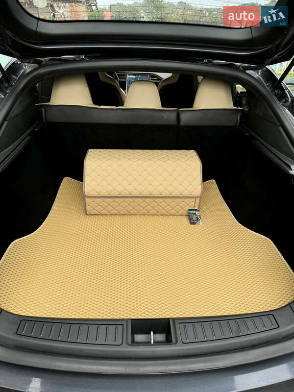 Лифтбек Tesla Model S 2016 в Снятине