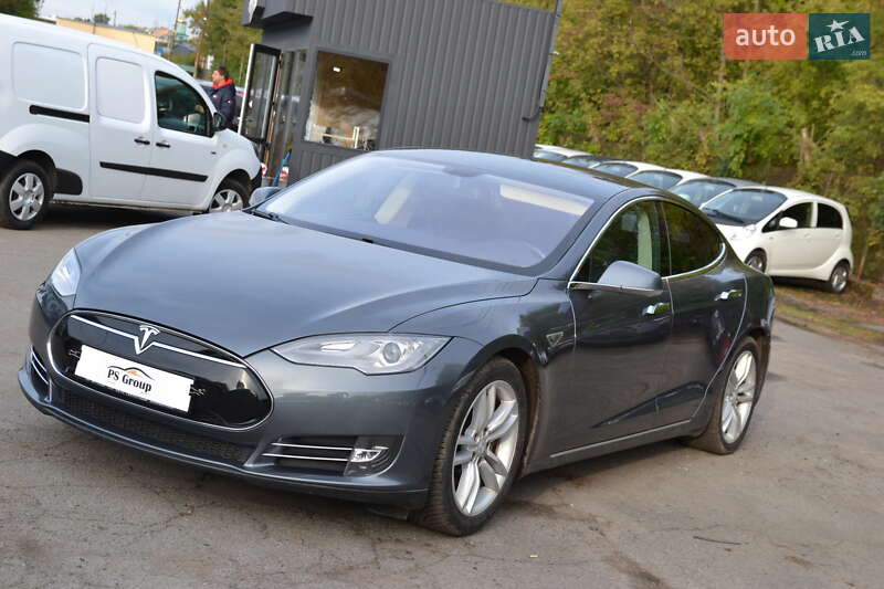 Tesla Model S 2015