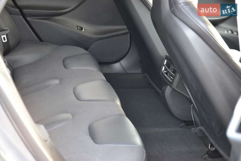 Лифтбек Tesla Model S 2015 в Луцке