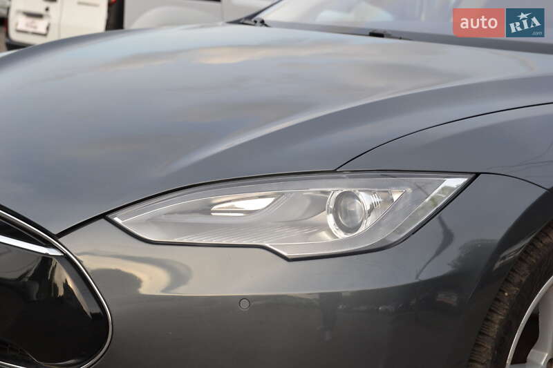 Лифтбек Tesla Model S 2015 в Луцке