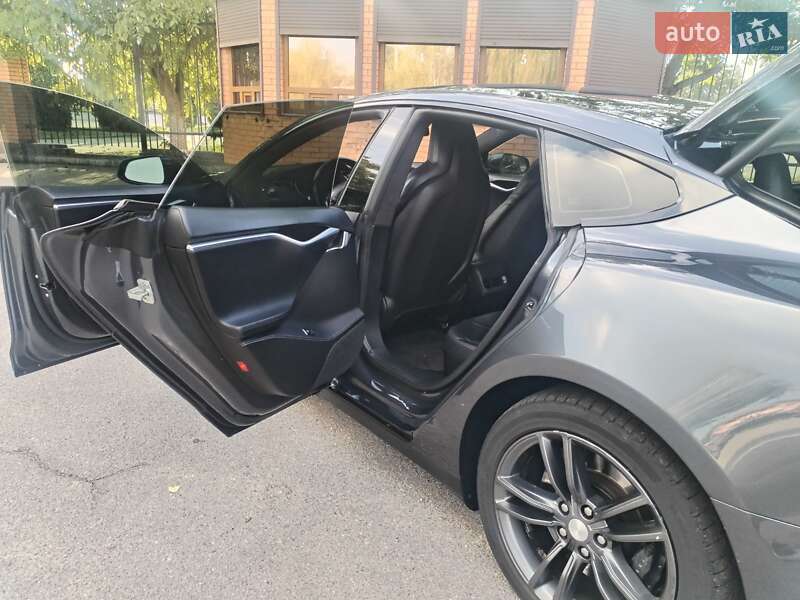 Ліфтбек Tesla Model S 2016 в Олександрії