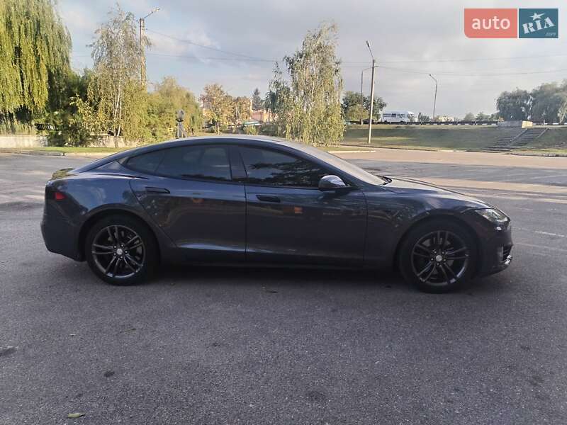 Ліфтбек Tesla Model S 2016 в Олександрії