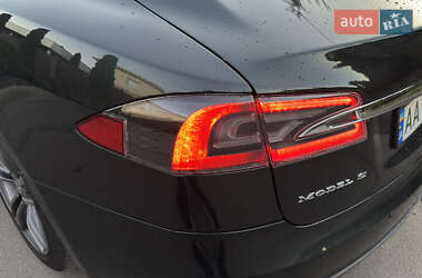 Лифтбек Tesla Model S 2012 в 