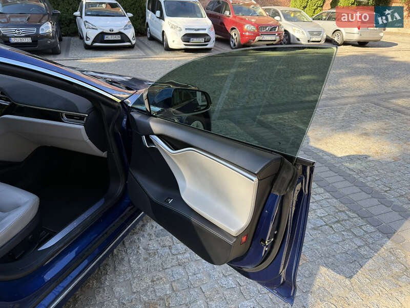 Лифтбек Tesla Model S 2016 в Кременчуге