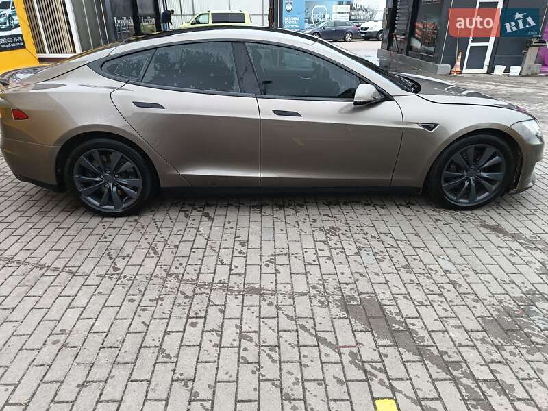 Лифтбек Tesla Model S 2015 в Новояворовске