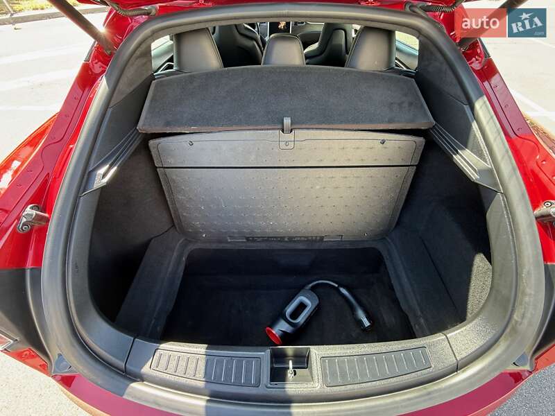 Лифтбек Tesla Model S 2016 в Киеве