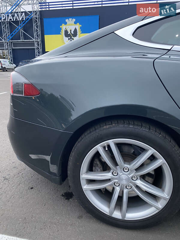 Ліфтбек Tesla Model S 2014 в Чернігові
