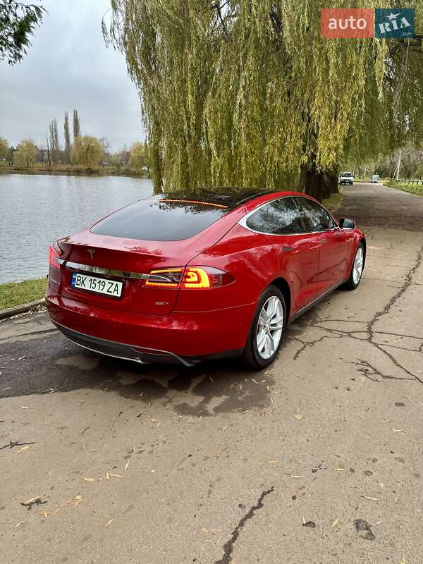 Лифтбек Tesla Model S 2015 в Ровно