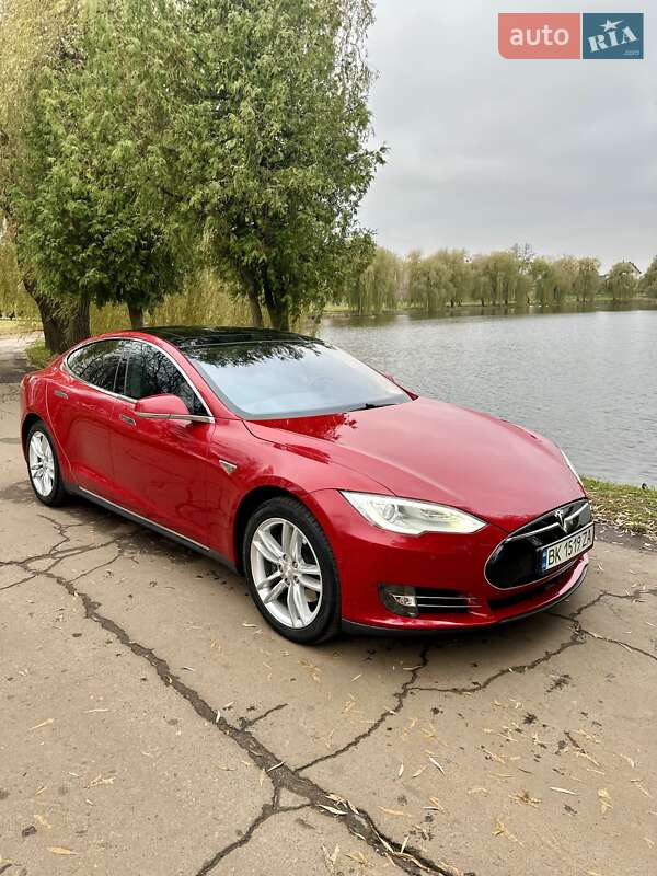 Лифтбек Tesla Model S 2015 в Ровно