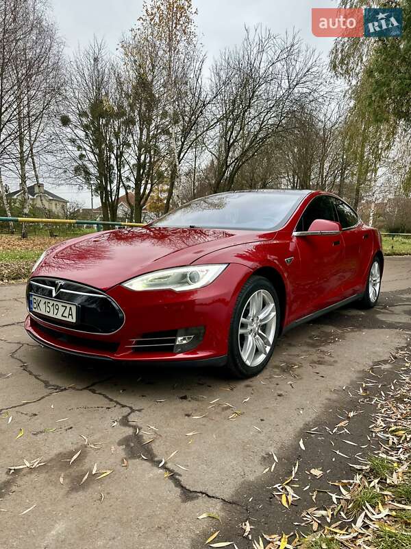 Лифтбек Tesla Model S 2015 в Ровно