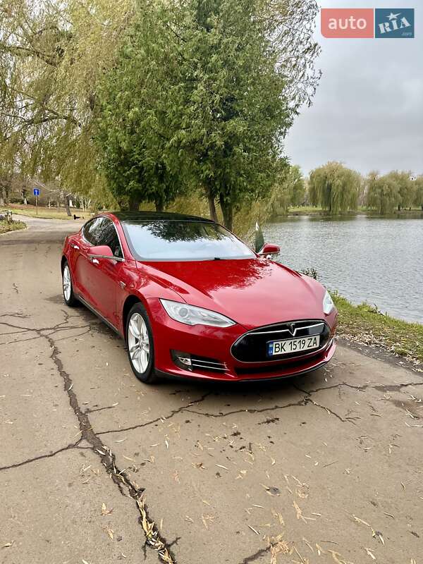 Лифтбек Tesla Model S 2015 в Ровно