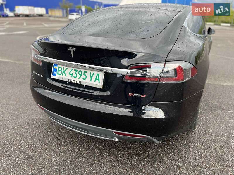 Лифтбек Tesla Model S 2015 в Здолбунове
